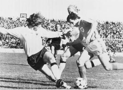 Krankl, defendido por los alemanes Kaltz, a la izquierda, y Ruessmann, en la acción en la que marcó el tercer gol de Austria a Alemania en el Mundial de 1978.