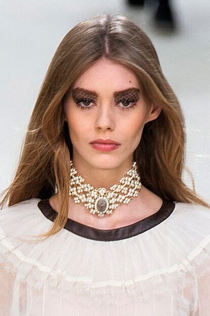 La fórmula brillante se completa con los collares chóker como este de Chanel.