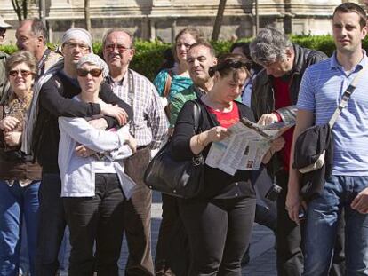 Cola de turistas en los Reales Alc&aacute;zares de Sevilla