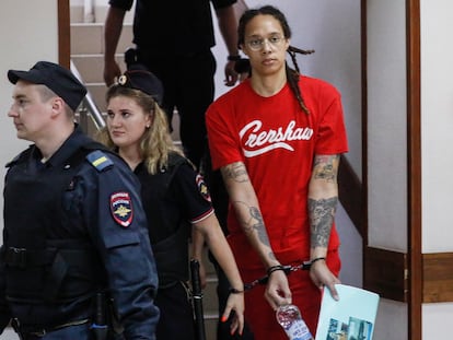 La baloncestista Brittney Griner es escoltada a una sala del Tribunal de la ciudad de Khimki, a las afueras de Moscú (Rusia), el 7 de julio de 2022.