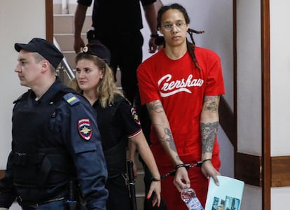 La baloncestista Brittney Griner es escoltada a una sala del Tribunal de la ciudad de Khimki, a las afueras de Moscú (Rusia), el 7 de julio de 2022.