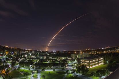 El cohete no tripulado Atlas V551 despega de la estación de Cabo Cañaveral con un satélite de comunicaciones que enviará datos a las fuerzas militares estadounidenses en todo el mundo.