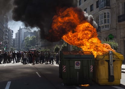 Los trabajadores han quemado varios contenedores a su paso por las calles de Vigo