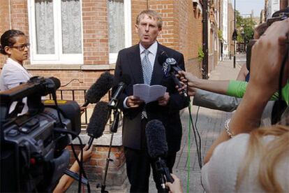 El vicepresidente de la Comisión Independiente de Quejas de la Policía, John Wadham, atiende a la prensa hoy en Londres.