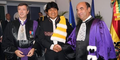 Evo Morales, en el centro, tras recibir el &#039;honoris causa&#039; de la Universidad de Pau.