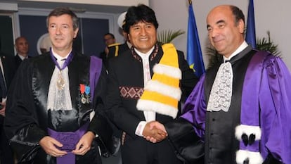 Evo Morales, en el centro, tras recibir el &#039;honoris causa&#039; de la Universidad de Pau.