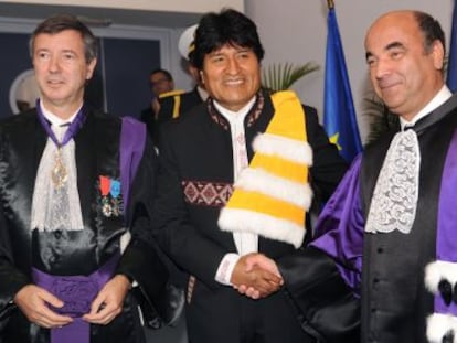 Evo Morales, en el centro, tras recibir el &#039;honoris causa&#039; de la Universidad de Pau.