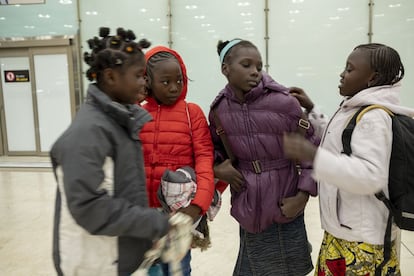 Las niñas llegan a España en enero de 2020. Fuera del aeropuerto se encontrarán por primera vez en su vida con el invierno.