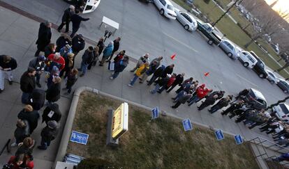 Cola antes de entrar a un acto de campaña de Mitt Romney en Council Bluffs, Iowa.