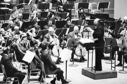 Williams ante la Boston Pops Orquesta en su primer año como director musical de la institución, en enero de 1980, durante un concierto en Nueva York.