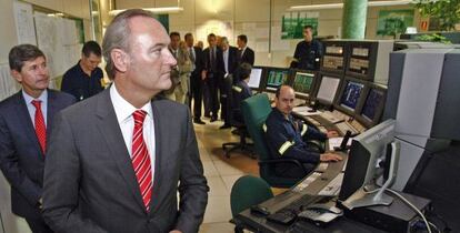 Alberto Fabra visita BP Oil en el puerto de Castellón.
