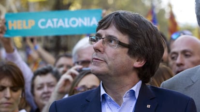 Carles Puigdemont, durante la manifestaci&oacute;n en Barcelona para pedir la libertad de Jordi S&agrave;nchez y Jordi Cuixart, el pasado 21 de octubre. 