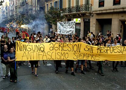 Manifestación que un grupo de amigos del joven herido realizó ayer por la tarde contra la agresión.