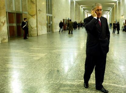 Marcello Dell'Utri, senador siciliano, mano derecha de Berlusconi en Publitalia y cofundador del partido Forza Italia, habla por teléfono durante un descanso de la vista judicial en la que apela contra una condena a nueve años de prisión.