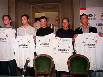 McManaman, Solari, César, Michel Salgado y Cambiasso, con la nueva camiseta del Madrid.