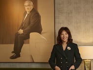 Cristina Álvarez, presidenta de El Corte Inglés, junto a un retrato de su padre y expresidente del grupo, Isidoro Álvarez, en una imagen cedida por la empresa.