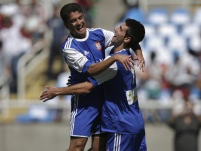 Bebeto y Djokovic se abrazan durante una exhibición en Brasil. 