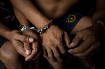 Dos hombres permanecen esposados tras su detención por presunto narcotráfico.