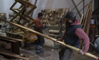 Un trabajador de la construcción maderera trabajando.