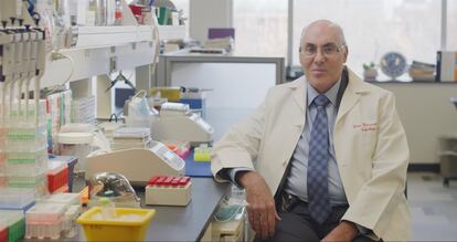 El inmunólogo Drew Weissman, en su laboratorio de la Universidad de Filadelfia (EE UU).