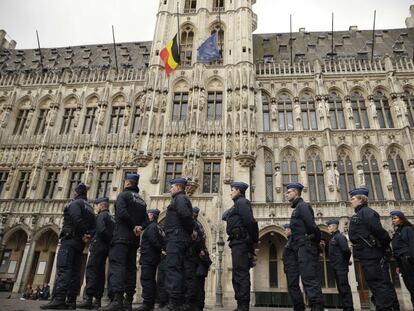 Banderas a media asta en la Grand Place de Bruselas, un d&iacute;a despu&eacute;s de los atentados.