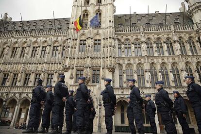 Banderas a media asta en la Grand Place de Bruselas, un d&iacute;a despu&eacute;s de los atentados.