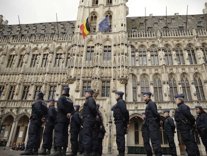 Banderas a media asta en la Grand Place de Bruselas, un d&iacute;a despu&eacute;s de los atentados.