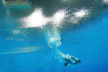 La británica Hannah Starling en el momento de caer a la piscina tras realizar la prueba de salto de trampolín.