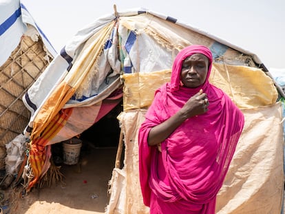 Una mujer desplazada por el conflicto de Sudán, en el campamento de Otash, cerca de Nyala, en Darfur del Sur.