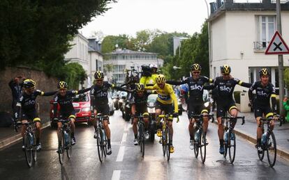 Froome entra a meta abrazado a todos sus compañeros