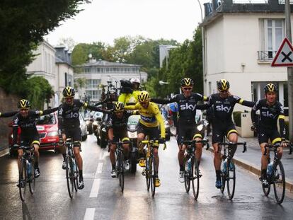 Froome entra a meta abrazado a todos sus compa&ntilde;eros