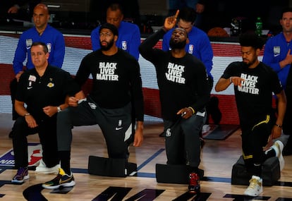 Vogel, Davis, LeBron e Cook ouvem o hino de joelhos antes de um jogo dos Lakers.