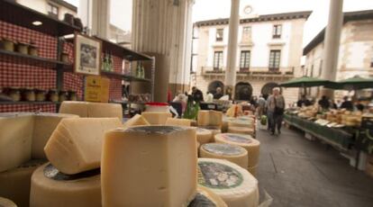 Quesos en el mercado de Ordizia, en Guip&uacute;zcoa. 