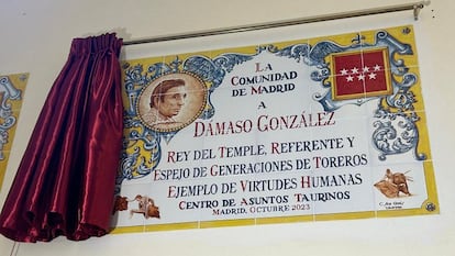 Azulejo que recuerda la figura de Dámaso González en la plaza de Las Ventas.