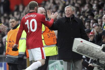 Ferguson felicita a Rooney en un partido de Liga de Campeones ante el Milan de la temporada pasada.