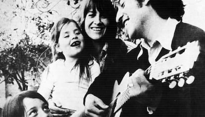 Víctor Jara cantando con su mujer y sus hijos.
 