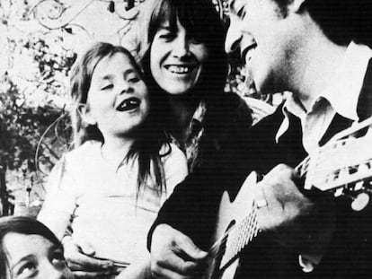 Víctor Jara cantando con su mujer y sus hijos.
 