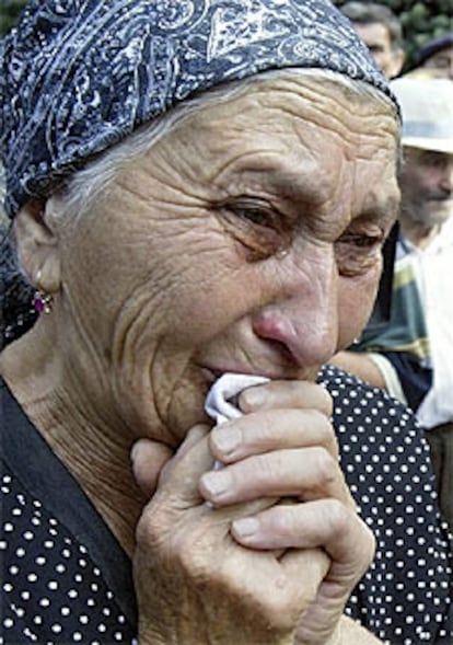 Una mujer llora esperando noticias, antes de la liberación de los rehenes.