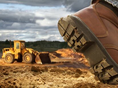 Son el calzado perfecto para profesiones en las que existe el riesgo de producirse caídas de materiales pesados como en las obras. GETTY IMAGES.