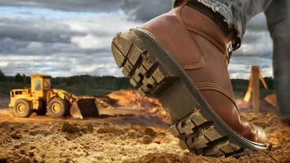 Son el calzado perfecto para profesiones en las que existe el riesgo de producirse caídas de materiales pesados como en las obras. GETTY IMAGES.
