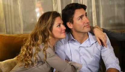 Con su mujer, Sophie Gregoire, viendo los resultados de las elecciones en un pantalla.