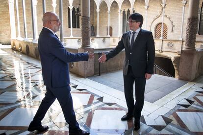 El fiscal general del Estado, José Manuel Maza (i), saluda al presidente catalán, Carles Puigdemont (d), en el palacio de la Generalitat, Barcelona, el 24 de mayo de 2017. 