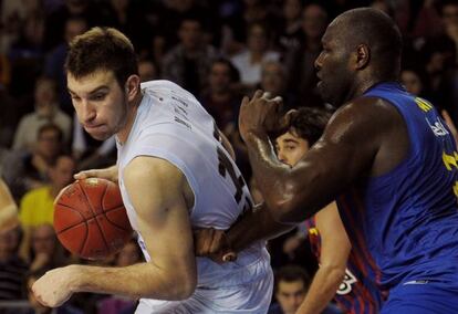 Jawai defiende a Musli durante el partido.