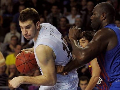 Jawai defiende a Musli durante el partido.