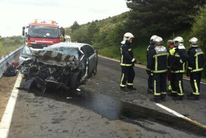 El coche destrozado en el que viajaba la mujer fallecida, su marido y su hijo de ocho años heridos.