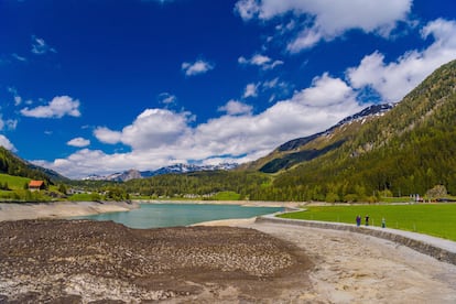 Un sendero junto al lago de Davos, en la ciudad suiza homónima.