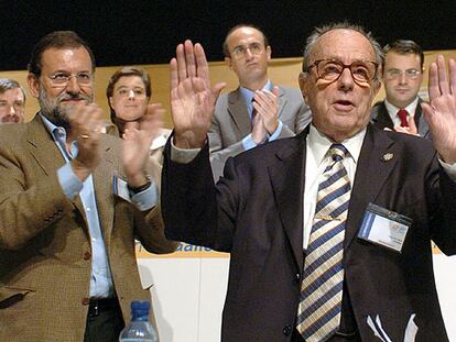 Mariano Rajoy aplaude a Manuel Fraga tras el discurso de éste en la clausura del XII congreso del PP gallego.