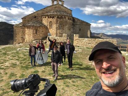 L'equip de 'Territori Contemporani' durant el rodatge a Santa Maria de Mur.