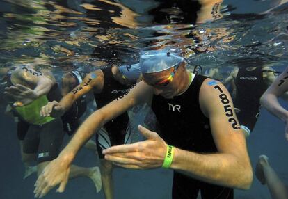 El triatleta amateur Robert Hurley de Australia momentos ante de empezar su prueba de natación en el campeonato mundial de Ironman 2013.