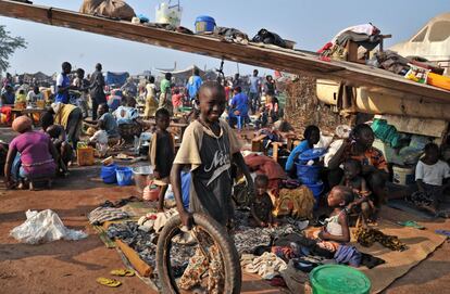Vida cotidiana en el campamento para personas desplazadas en el aeropuerto Mpoko en Bangui, un día después de la elección de Catalina Samba-Panza como nueva presidenta de la República Centroafricana.